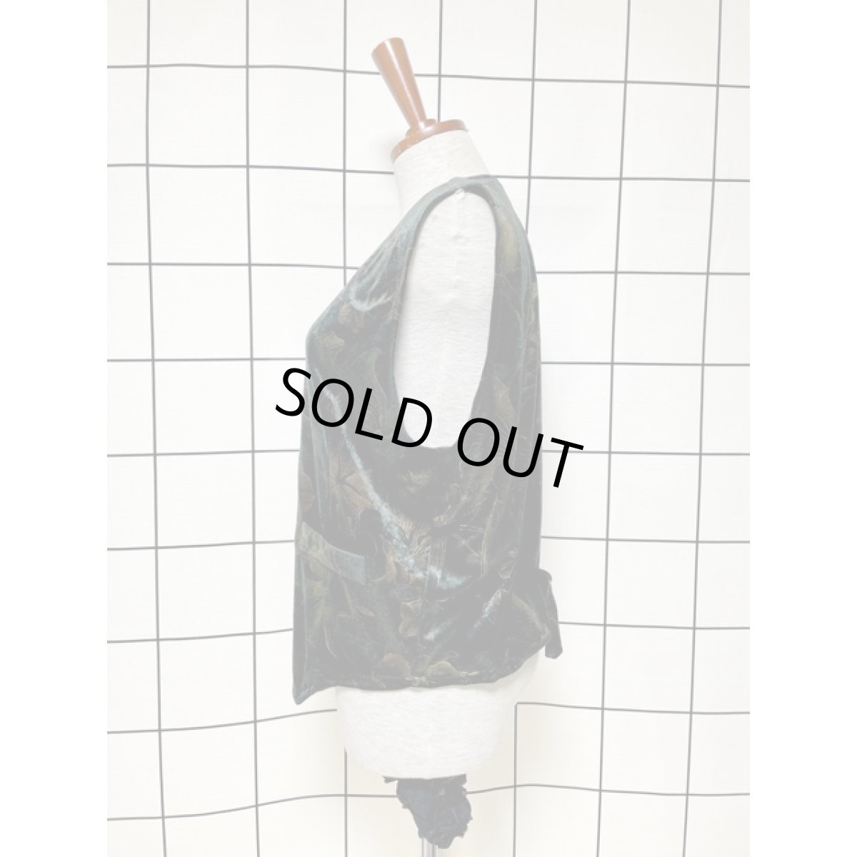 画像2: ベロア ブラック 花模様 ハートボタン ラメ バックリボン レトロ アメリカ古着 ヴィンテージベスト (2)