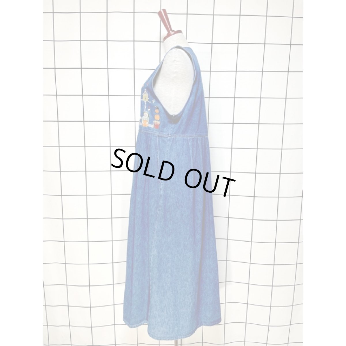 画像2: デニム 刺繍パッチ ノースリーブ レトロ USA古着 ヴィンテージワンピース (2)