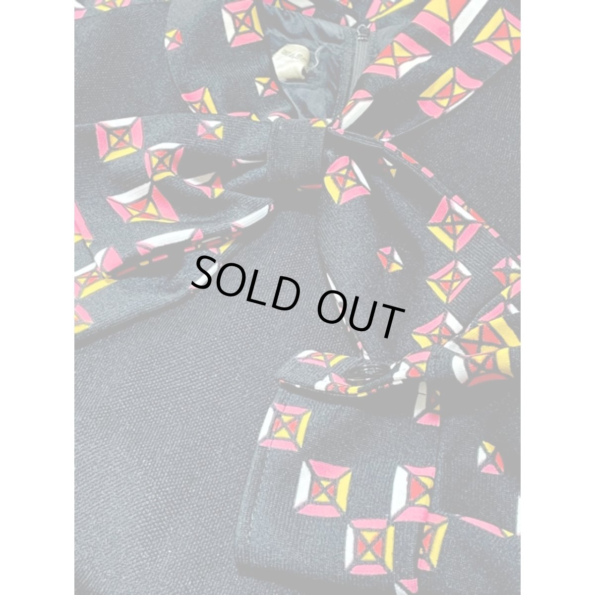 画像11: 幾何学柄 リボンタイ ベルト付 ブラック レトロ ヨーロッパ古着 ヴィンテージワンピース (11)