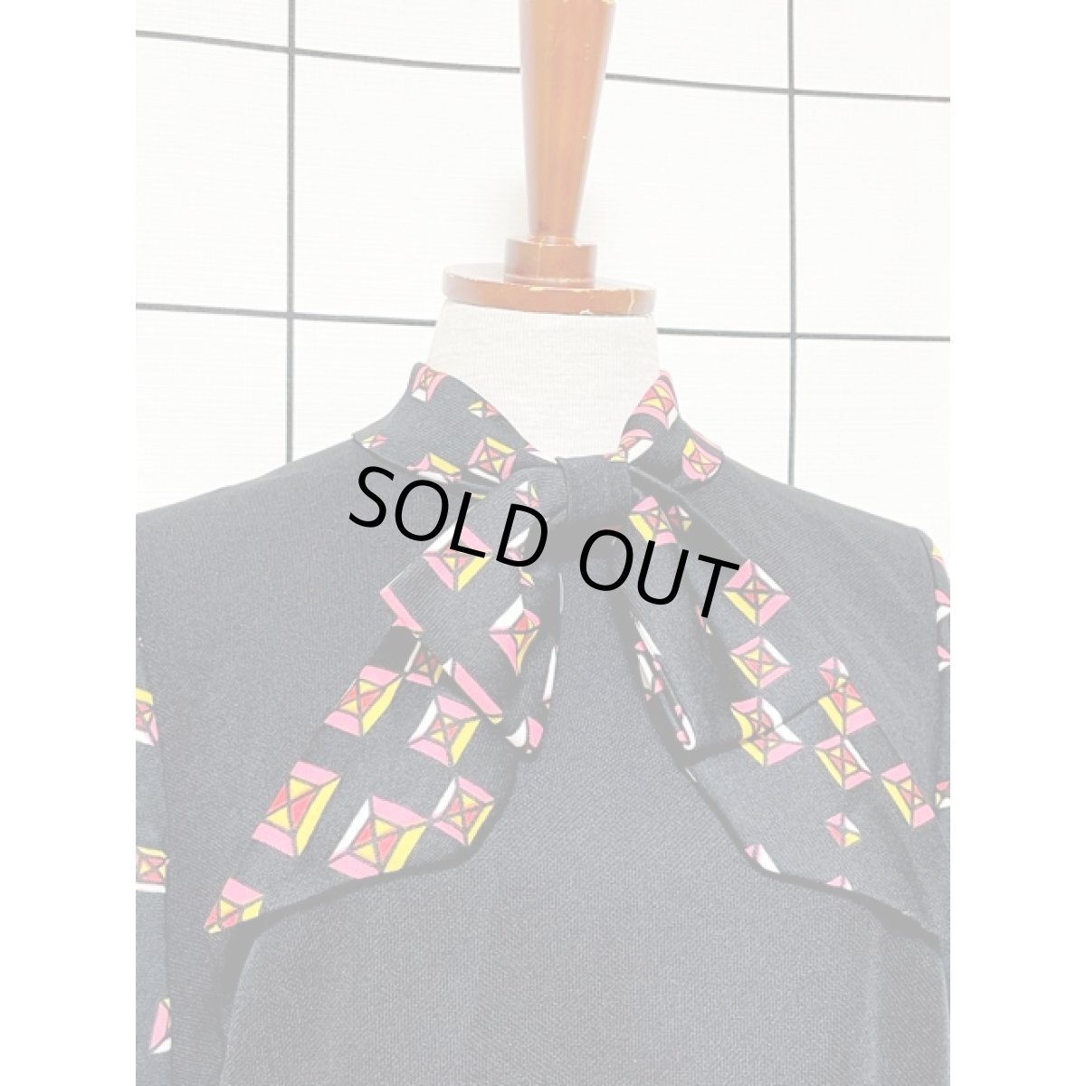 画像5: 幾何学柄 リボンタイ ベルト付 ブラック レトロ ヨーロッパ古着 ヴィンテージワンピース (5)