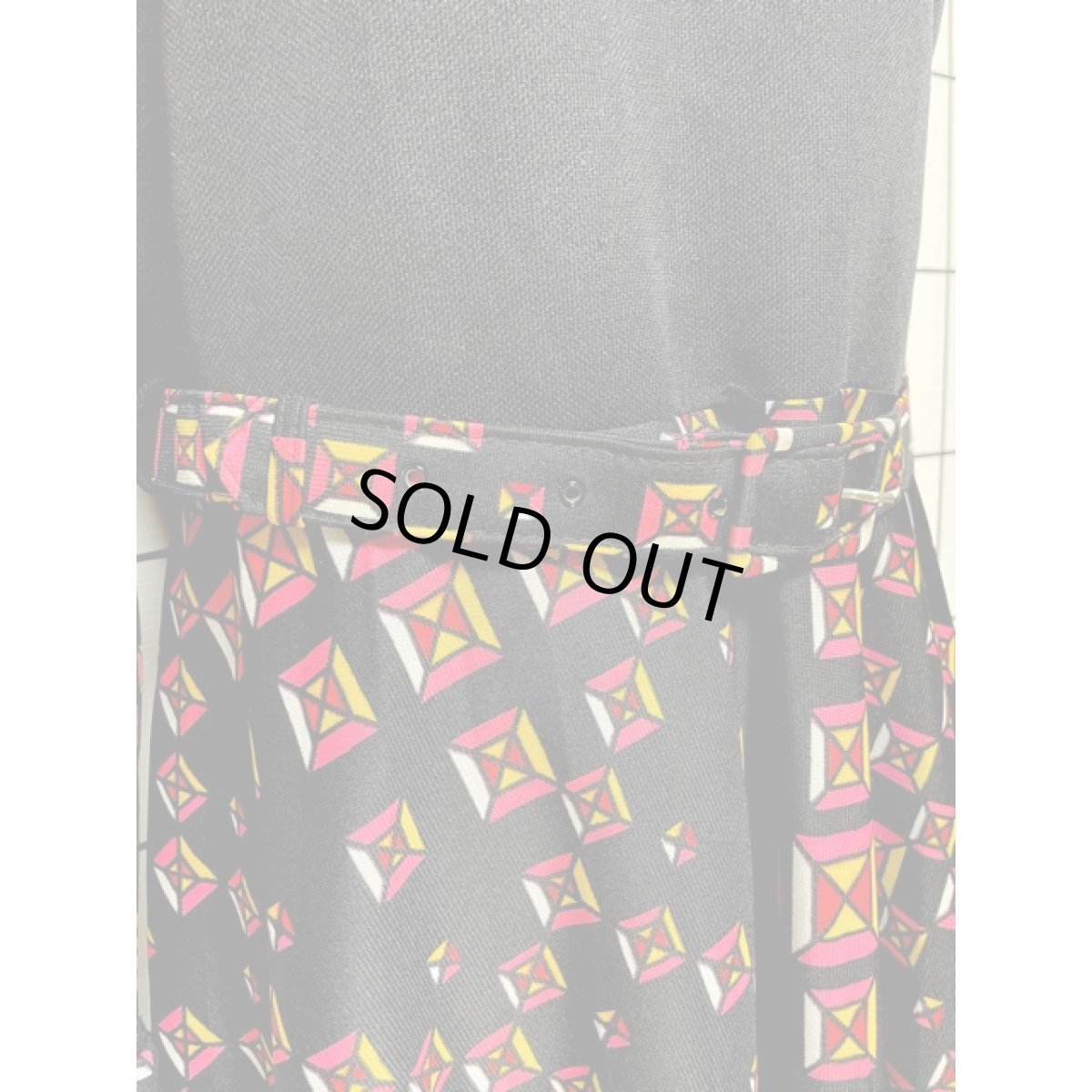 画像8: 幾何学柄 リボンタイ ベルト付 ブラック レトロ ヨーロッパ古着 ヴィンテージワンピース (8)