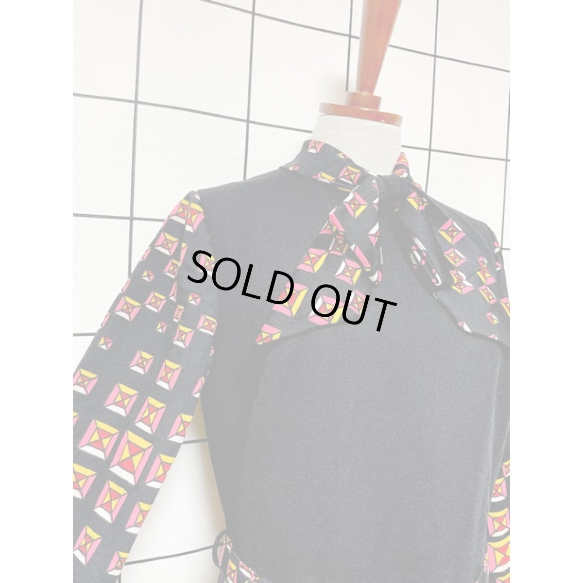 画像6: 幾何学柄 リボンタイ ベルト付 ブラック レトロ ヨーロッパ古着 ヴィンテージワンピース (6)