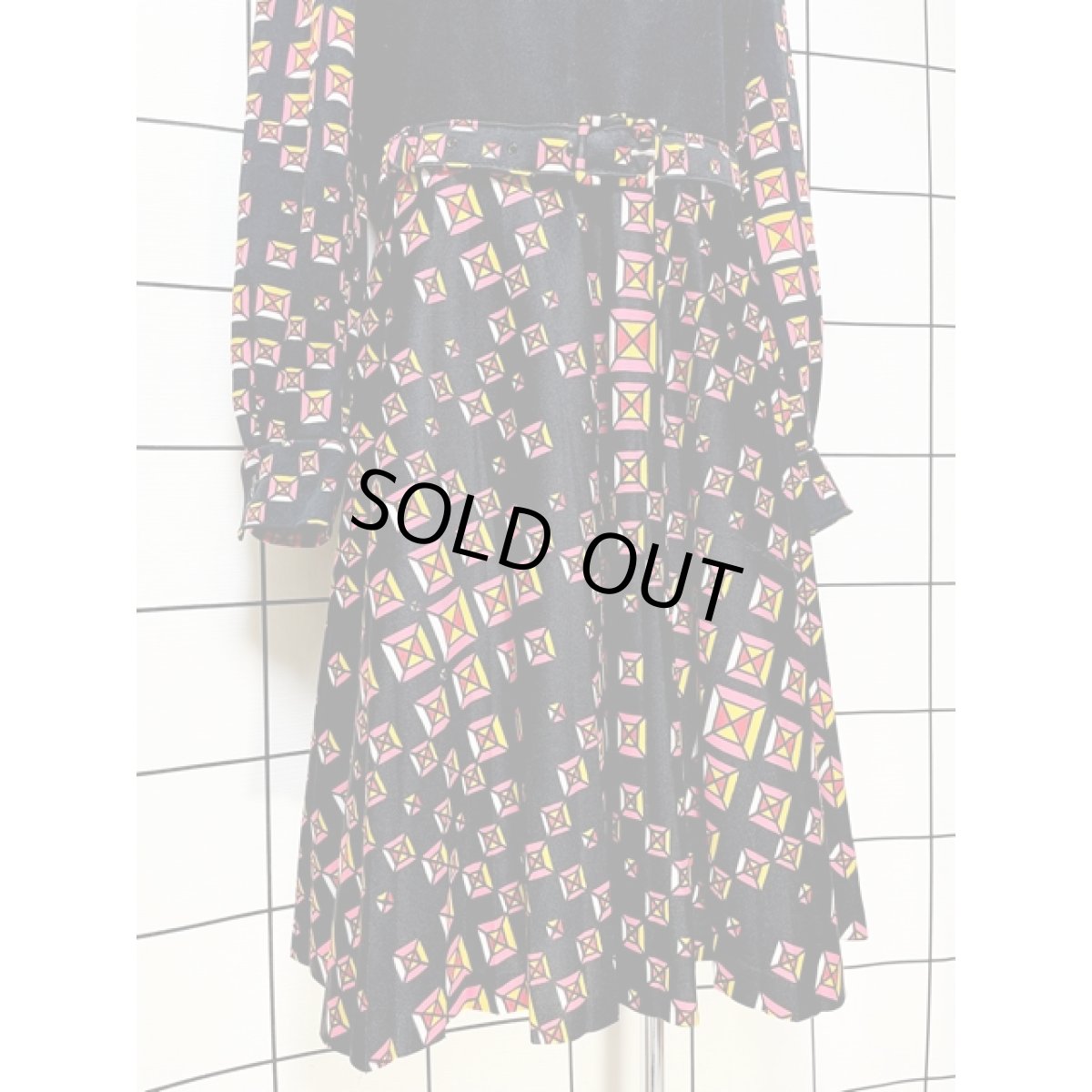 画像9: 幾何学柄 リボンタイ ベルト付 ブラック レトロ ヨーロッパ古着 ヴィンテージワンピース (9)