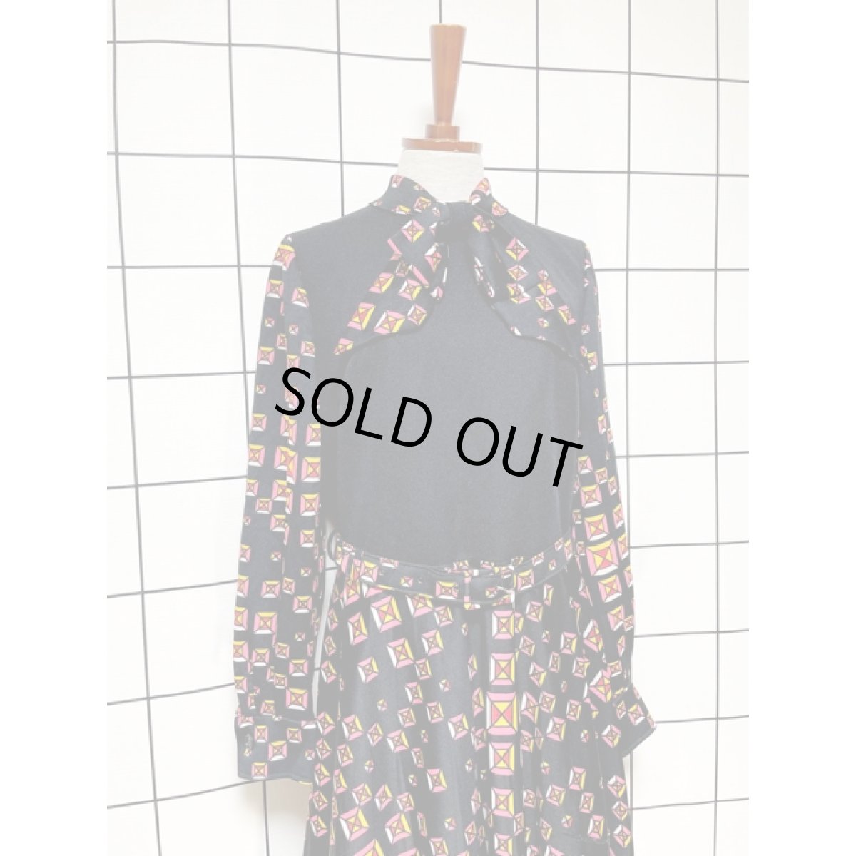 画像3: 幾何学柄 リボンタイ ベルト付 ブラック レトロ ヨーロッパ古着 ヴィンテージワンピース (3)