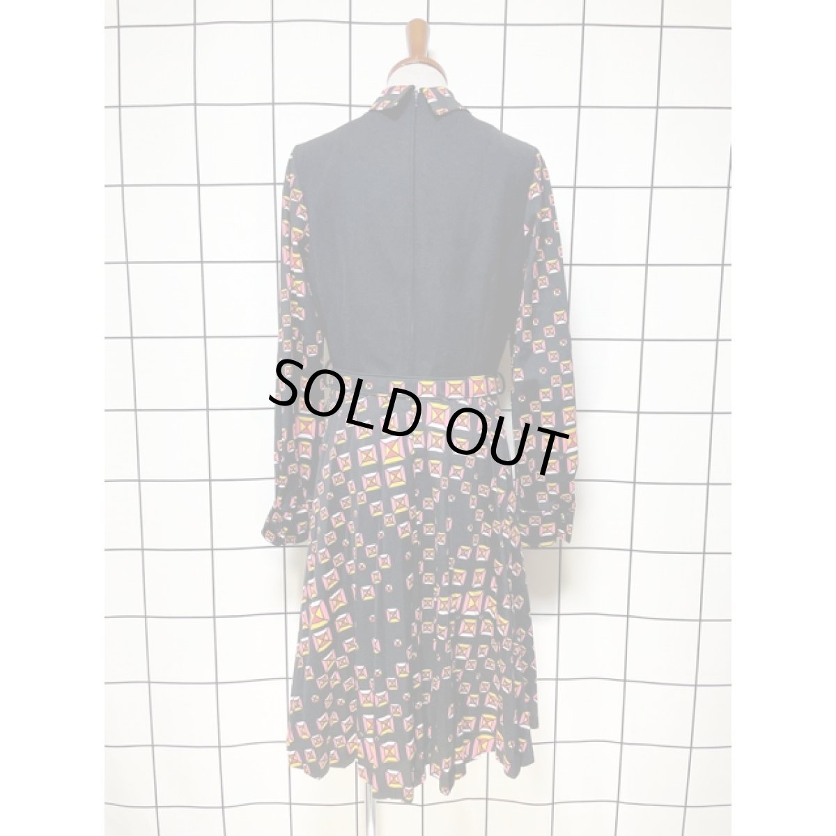 画像2: 幾何学柄 リボンタイ ベルト付 ブラック レトロ ヨーロッパ古着 ヴィンテージワンピース (2)