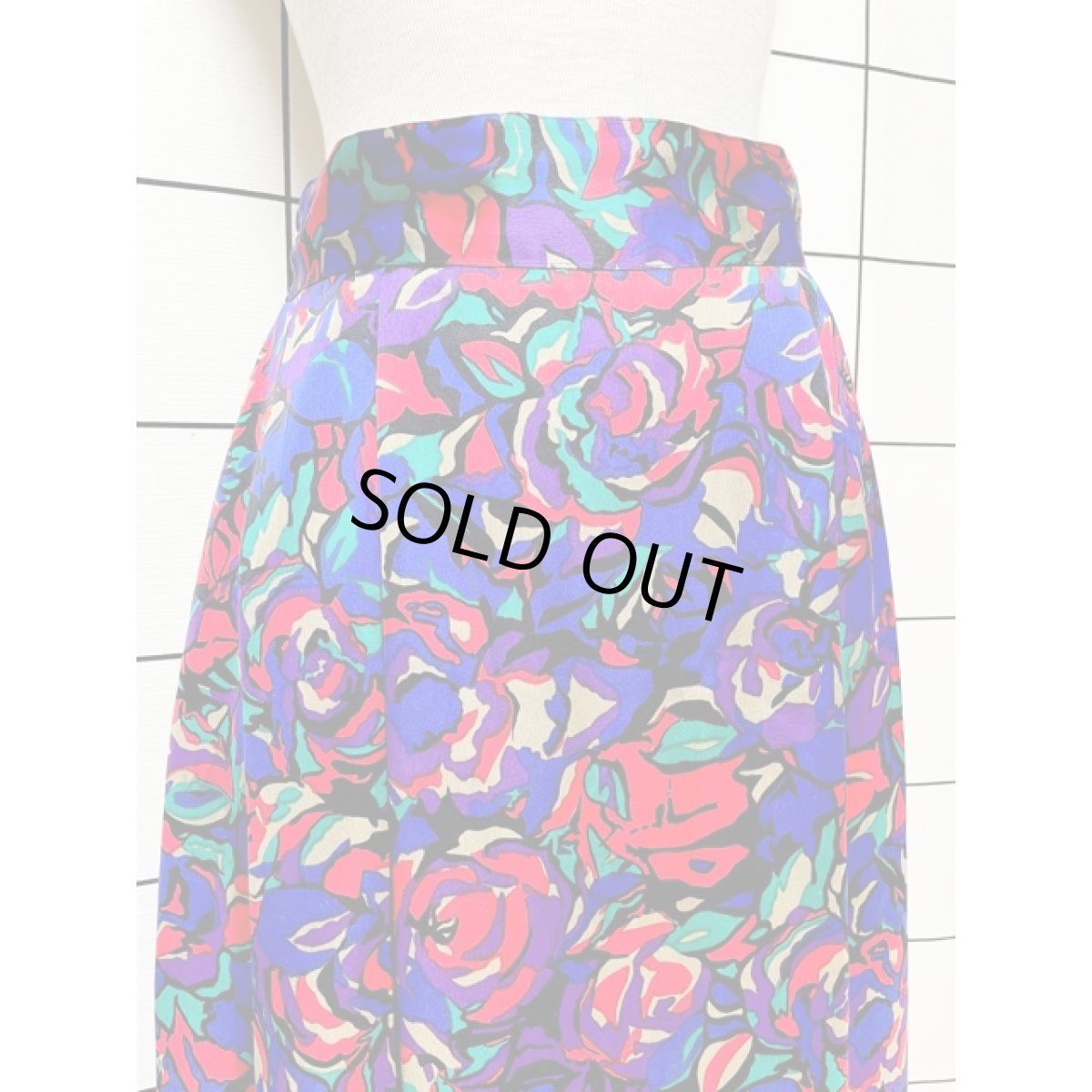 画像2: 花柄モチーフ アート柄 ブルー ウエストゴム レトロ USA古着 ヴィンテージスカート (2)