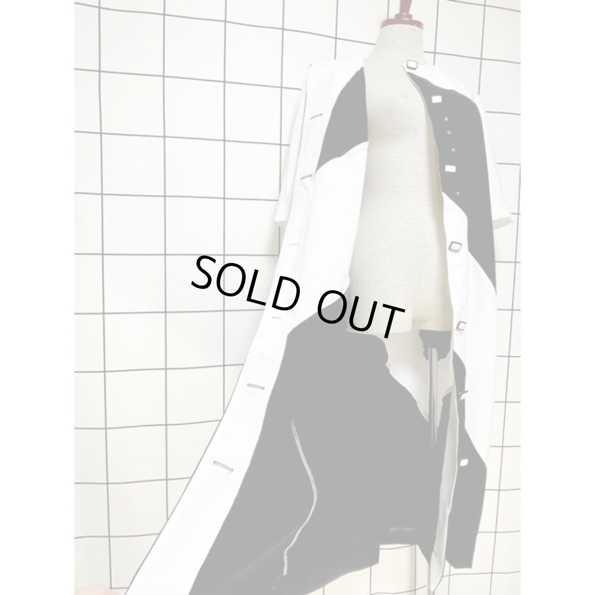 画像10: 70's モノクロ 斜めストライプ 前開き ノーカラー レトロモダン USA古着 ヴィンテージワンピース (10)