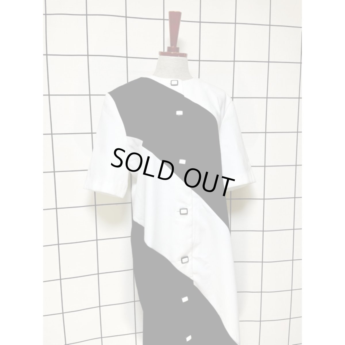 画像3: 70's モノクロ 斜めストライプ 前開き ノーカラー レトロモダン USA古着 ヴィンテージワンピース (3)