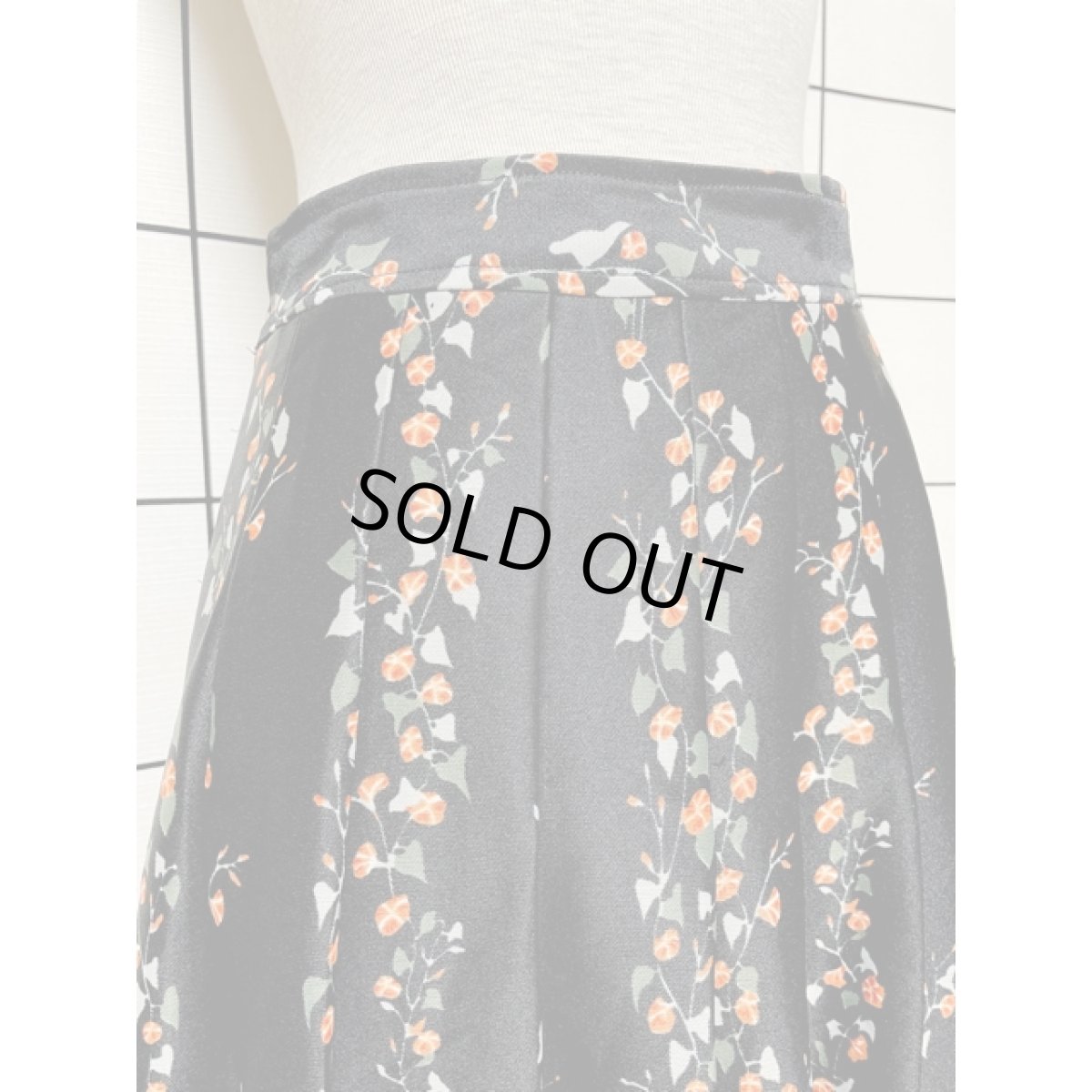 画像2: 花柄 ブラック レトロ USA古着 ヴィンテージスカート (2)