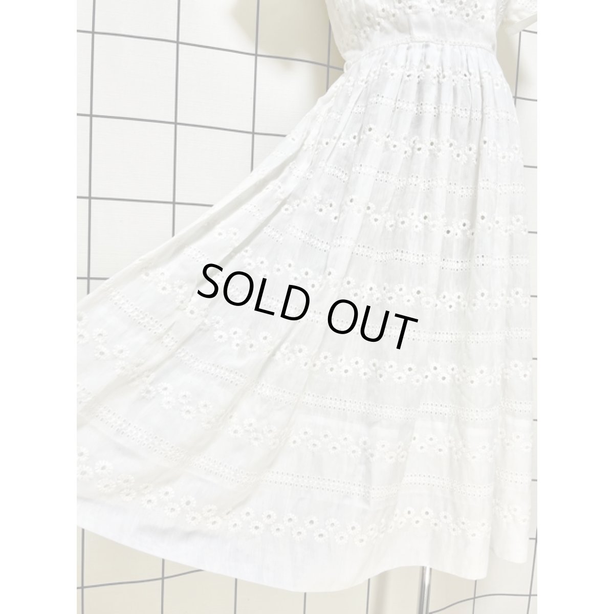 画像9: 花刺繍 ホワイト レトロ USA古着 ヴィンテージワンピース (9)