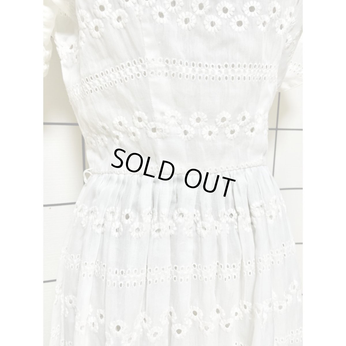 画像7: 花刺繍 ホワイト レトロ USA古着 ヴィンテージワンピース (7)