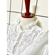 画像4: 花刺繍 フリル レース リボン ホワイト レトロ USA古着 ヴィンテージドレス  (4)