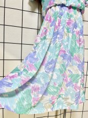 画像10: アート調 花柄 フレア袖 プリーツ切り替え ウエストゴム レトロ USA古着 ヴィンテージワンピース (10)