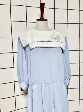 画像4: ティアード調レース襟装飾 刺繡 無地 ライトブルー ウエストゴム レトロ USA古着 ヴィンテージドレス (4)