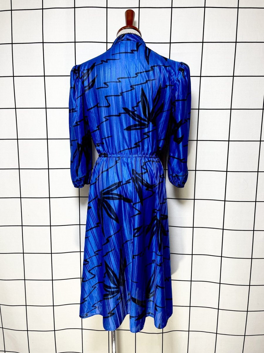 画像2: 【2500円均一対象商品】 アート柄 ストライプ織り模様 フロントレース装飾 ブルー ブラック ウエストゴム レトロ USA古着 ヴィンテージワンピース (2)