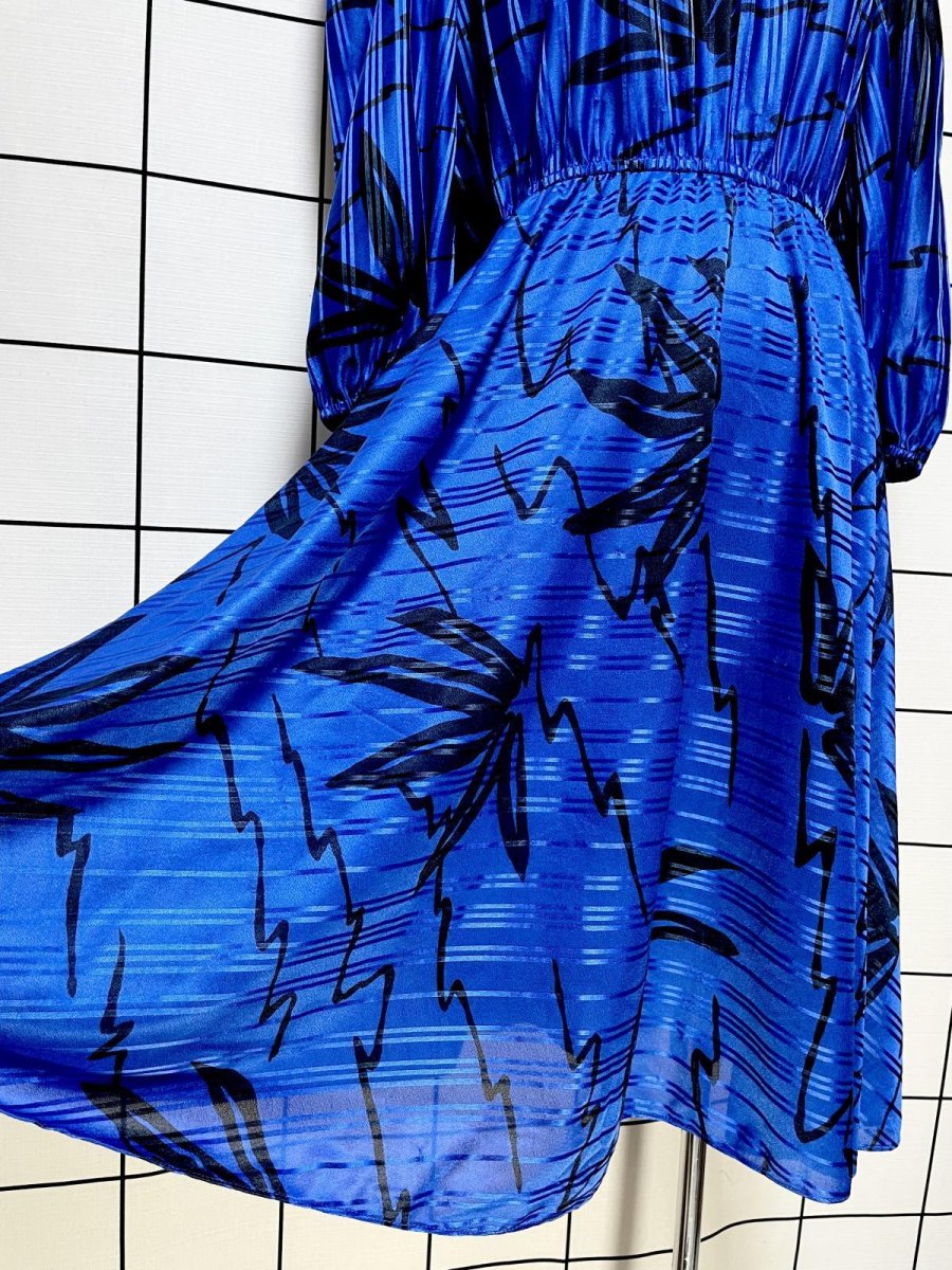 画像9: 【2500円均一対象商品】 アート柄 ストライプ織り模様 フロントレース装飾 ブルー ブラック ウエストゴム レトロ USA古着 ヴィンテージワンピース (9)
