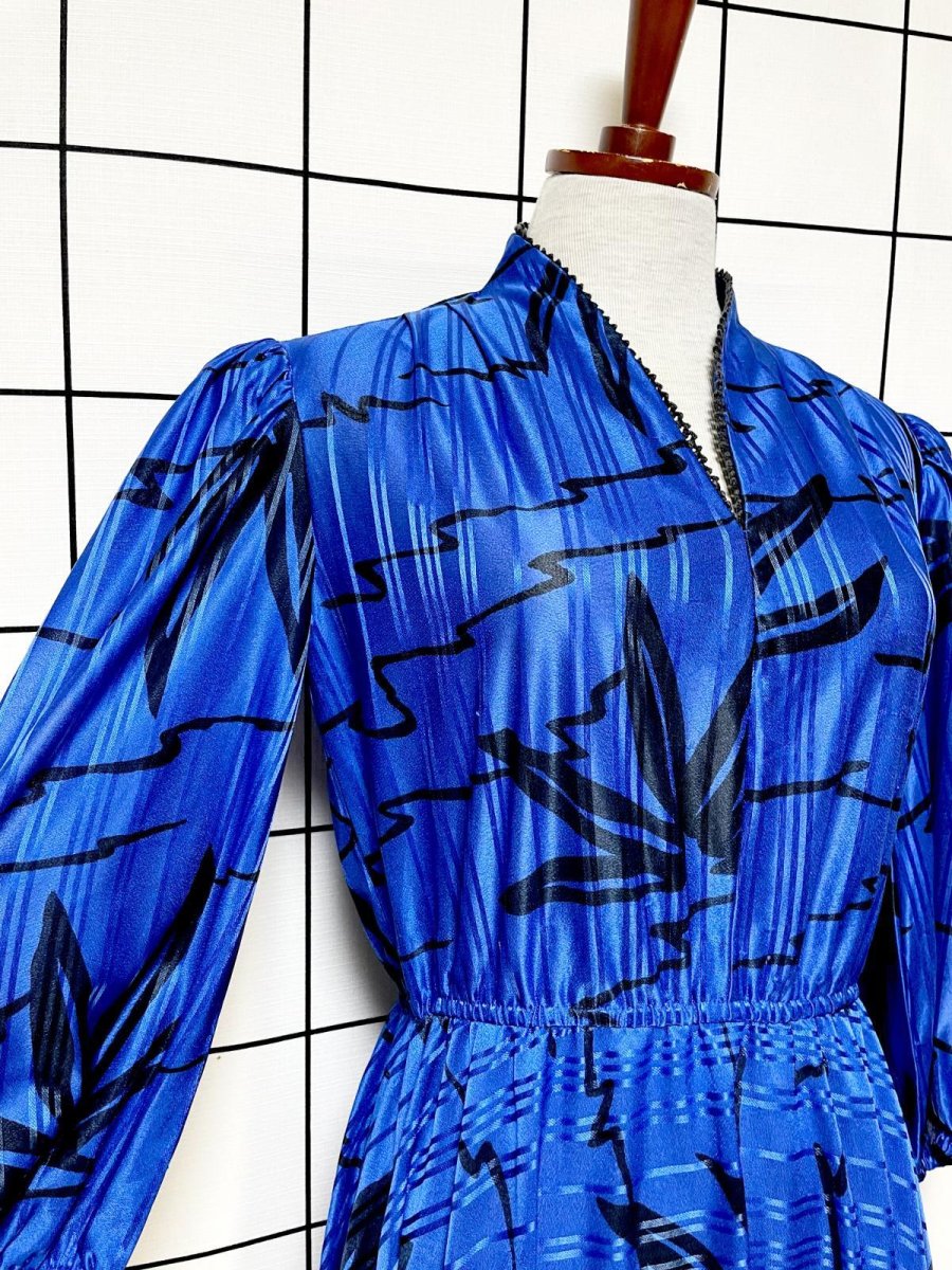 画像6: 【2500円均一対象商品】 アート柄 ストライプ織り模様 フロントレース装飾 ブルー ブラック ウエストゴム レトロ USA古着 ヴィンテージワンピース (6)