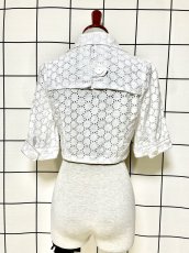 画像2: ショート丈 ホワイト 刺繡 ウエストリボン レトロ古着 シャツ ヴィンテージブラウス (2)