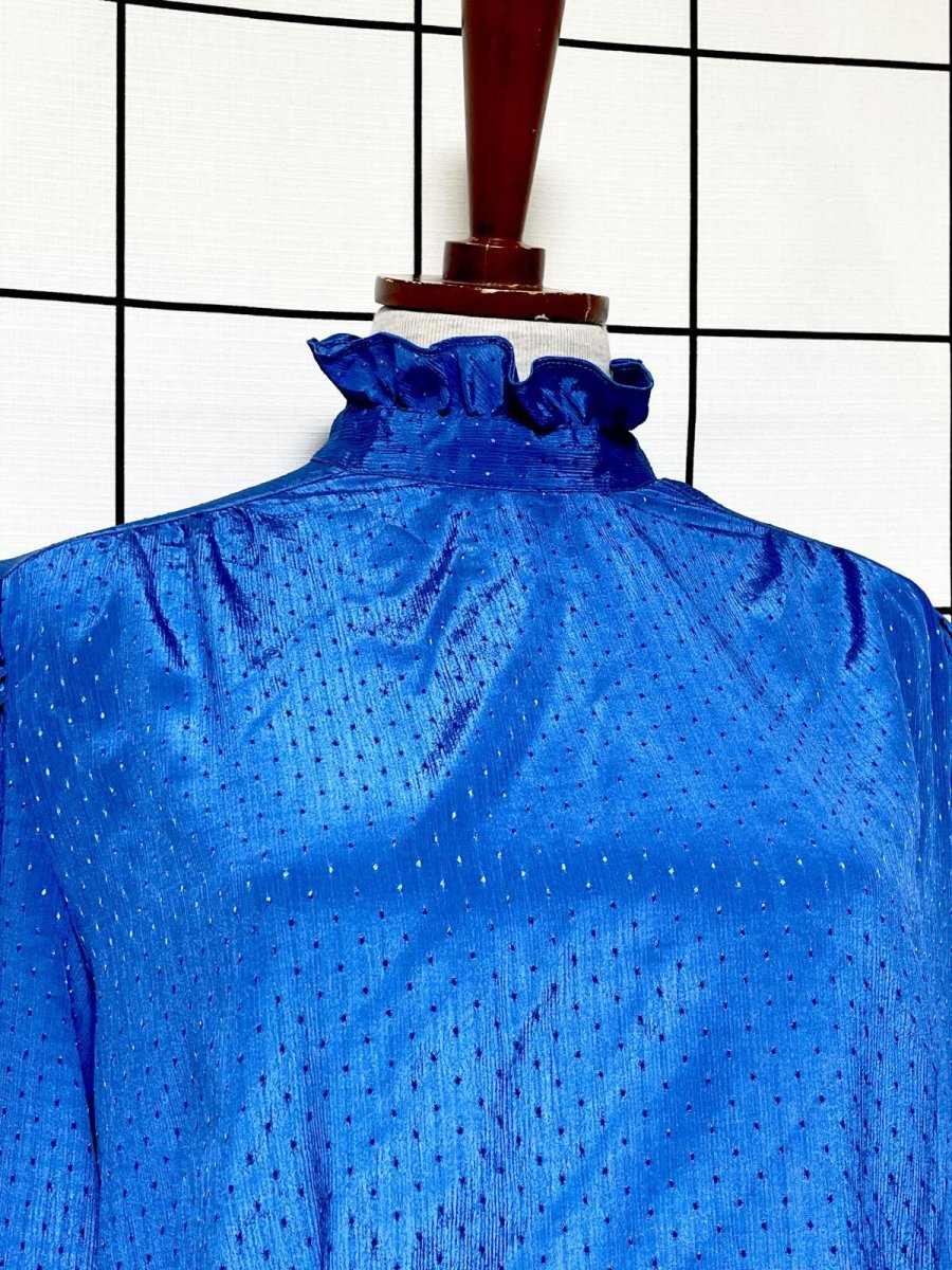 画像5: ブルー ピンドット織り 首元フリル 後ろボタン 長袖 シャツ レトロ USA古着 ヴィンテージブラウス (5)