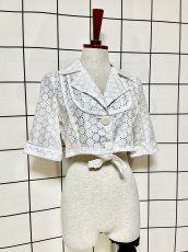 画像4: ショート丈 ホワイト 刺繡 ウエストリボン レトロ古着 シャツ ヴィンテージブラウス (4)