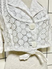 画像8: ショート丈 ホワイト 刺繡 ウエストリボン レトロ古着 シャツ ヴィンテージブラウス (8)