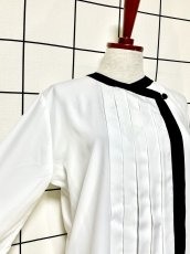 画像6: ホワイト ブラック タック ノーカラー 古着 長袖 シャツ レトロブラウス (6)