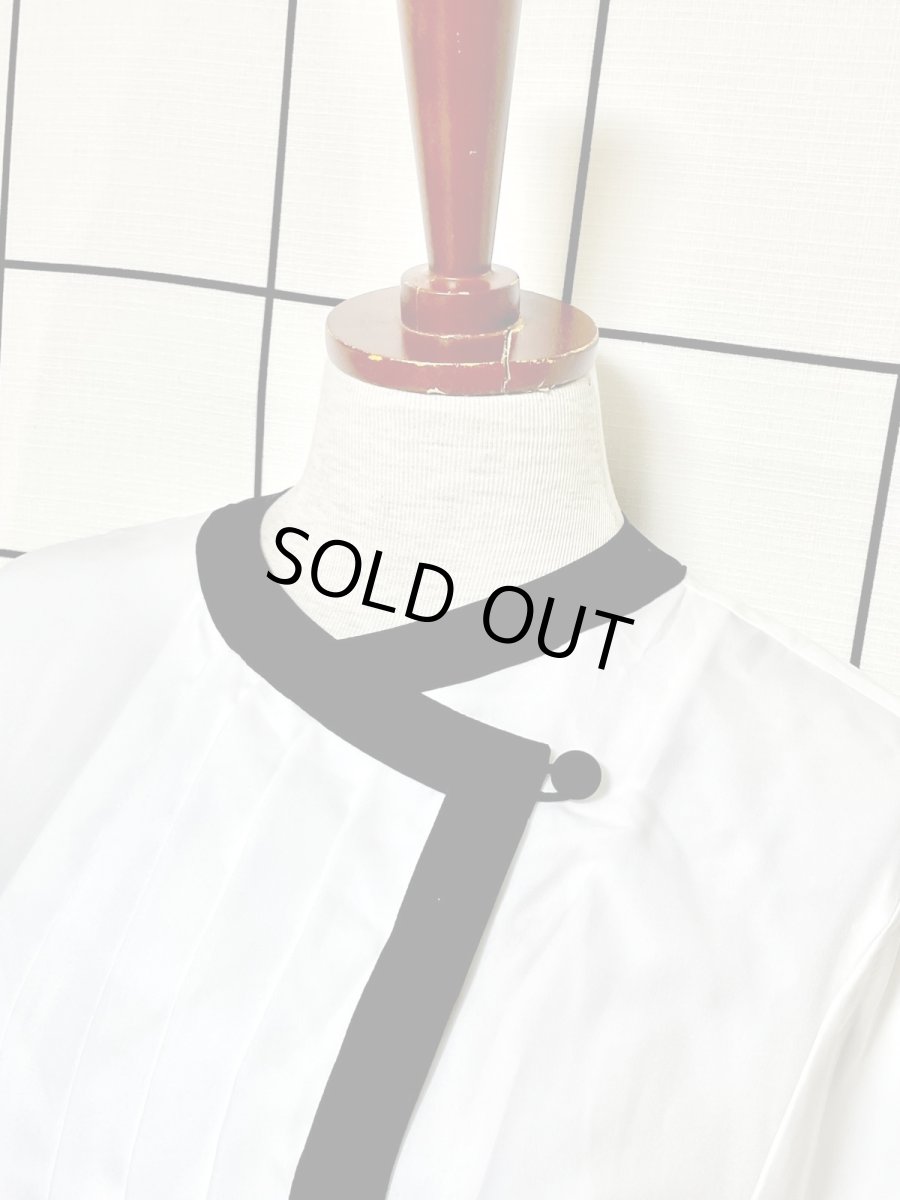 画像4: ホワイト ブラック タック ノーカラー 古着 長袖 シャツ レトロブラウス (4)