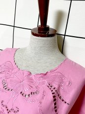 画像4: 刺繍 ピンク プルオーバー レトロ USA古着 ヴィンテージトップス (4)