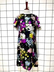 画像1: 花柄 ブラック カラフル レトロ USA古着 ヴィンテージワンピース (1)