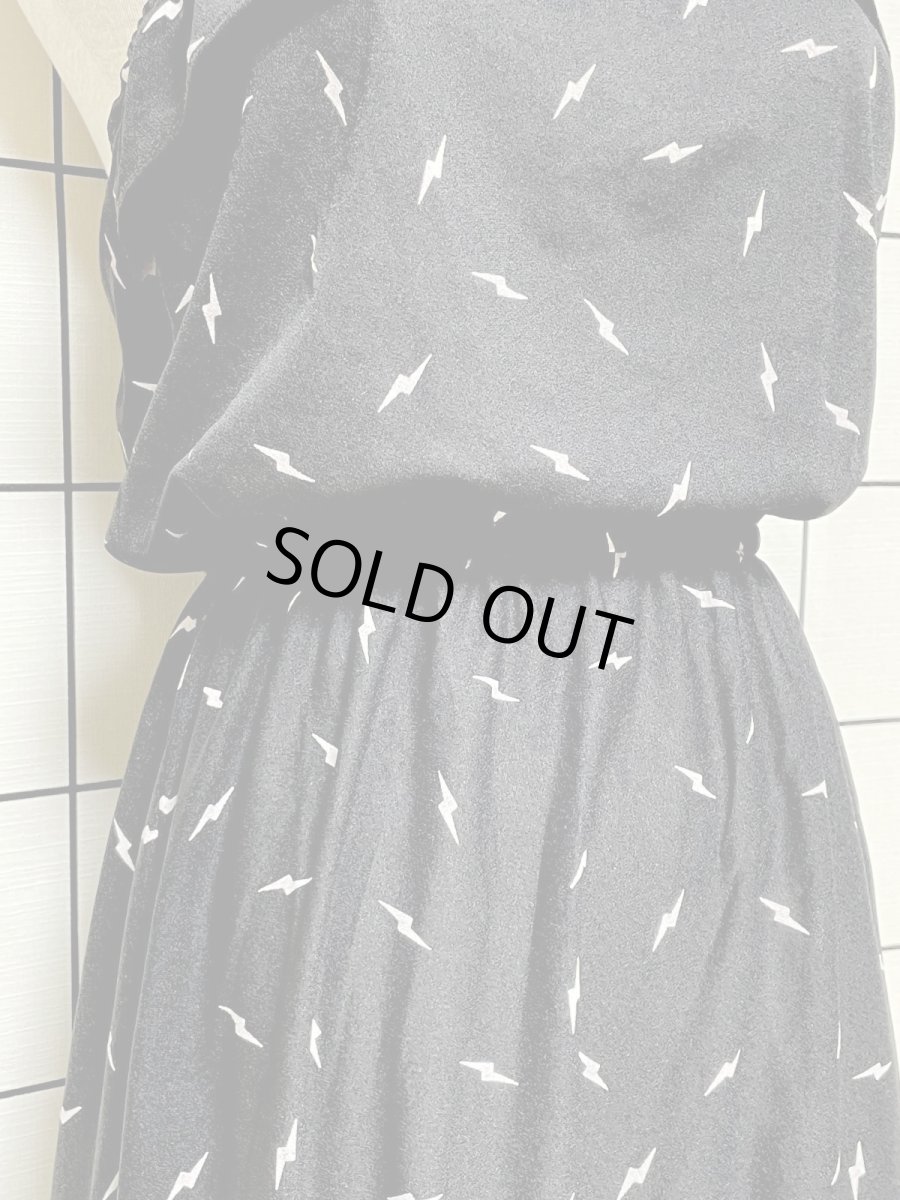 画像8: 稲妻柄 ブラック ウエストゴム ノースリーブ レトロ USA古着 ヴィンテージワンピース (8)