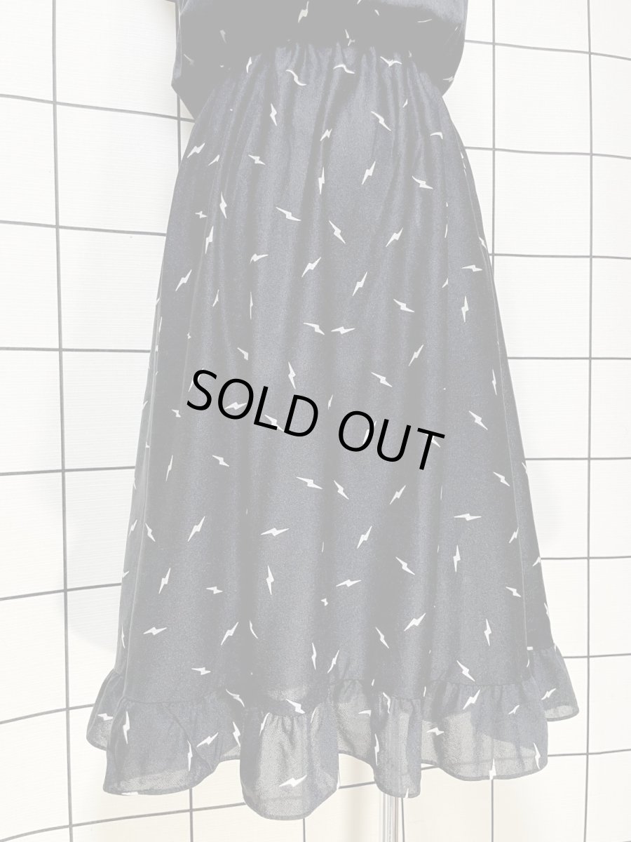 画像9: 稲妻柄 ブラック ウエストゴム ノースリーブ レトロ USA古着 ヴィンテージワンピース (9)