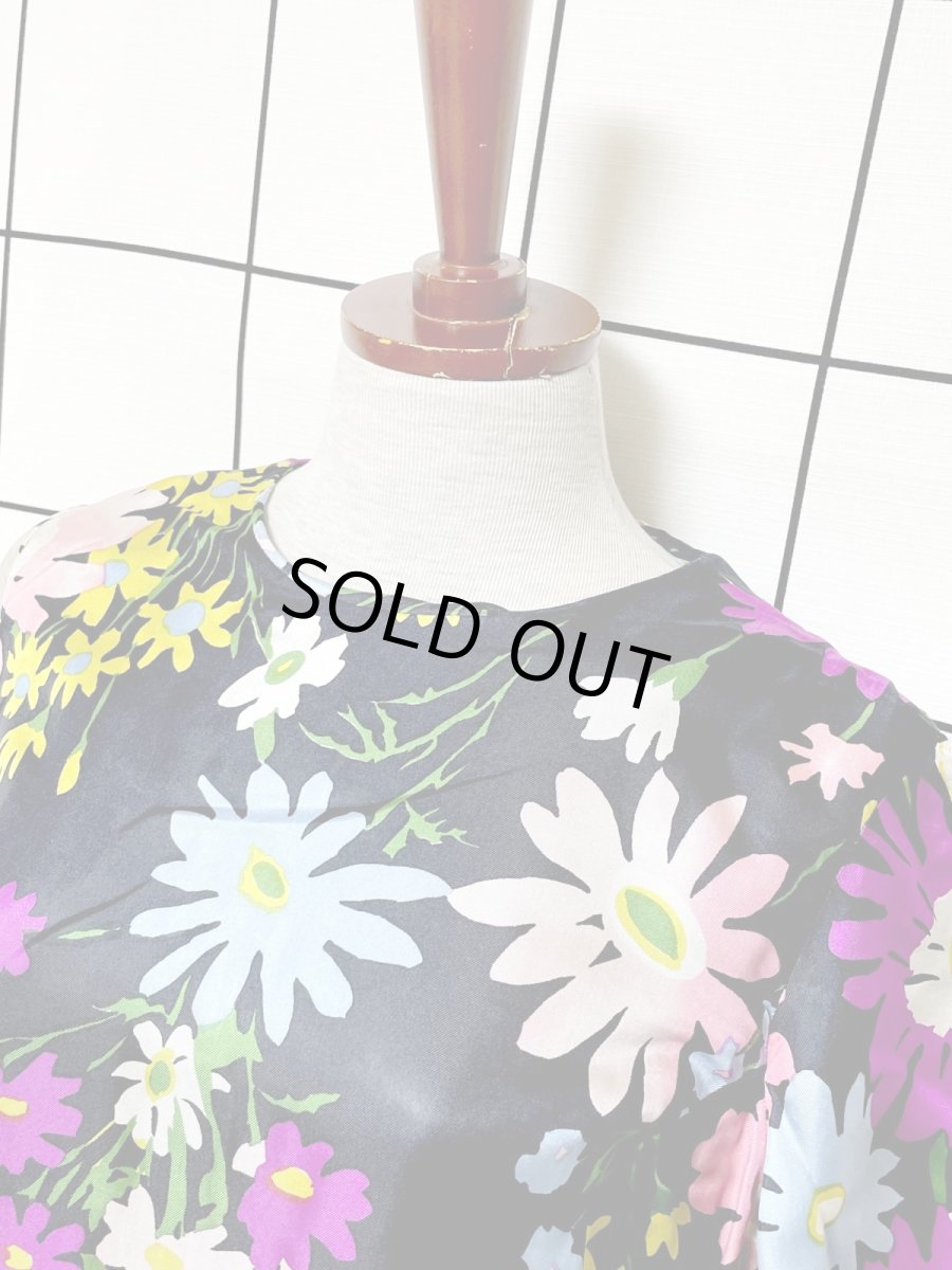 画像4: 花柄 ブラック カラフル レトロ USA古着 ヴィンテージワンピース (4)