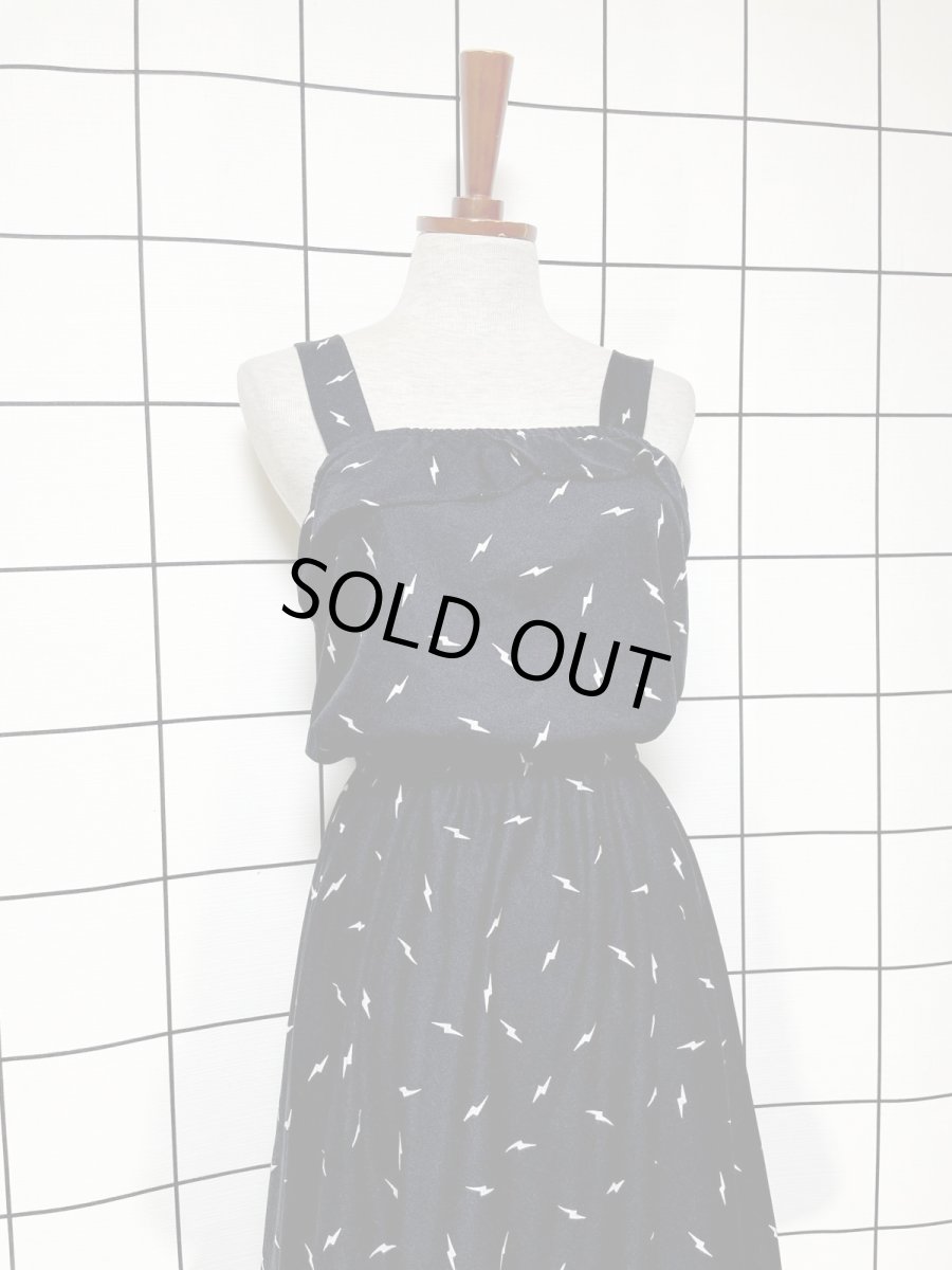 画像4: 稲妻柄 ブラック ウエストゴム ノースリーブ レトロ USA古着 ヴィンテージワンピース (4)