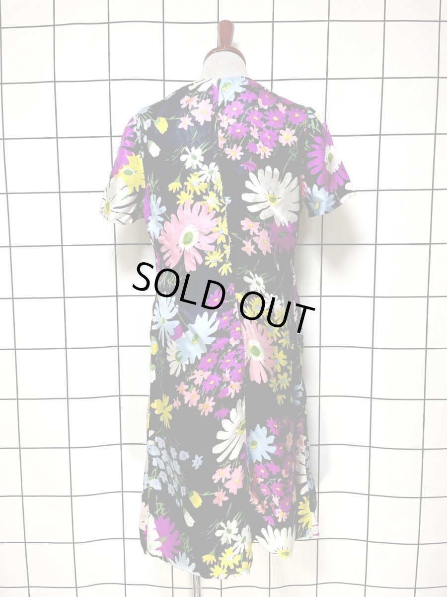 画像2: 花柄 ブラック カラフル レトロ USA古着 ヴィンテージワンピース (2)