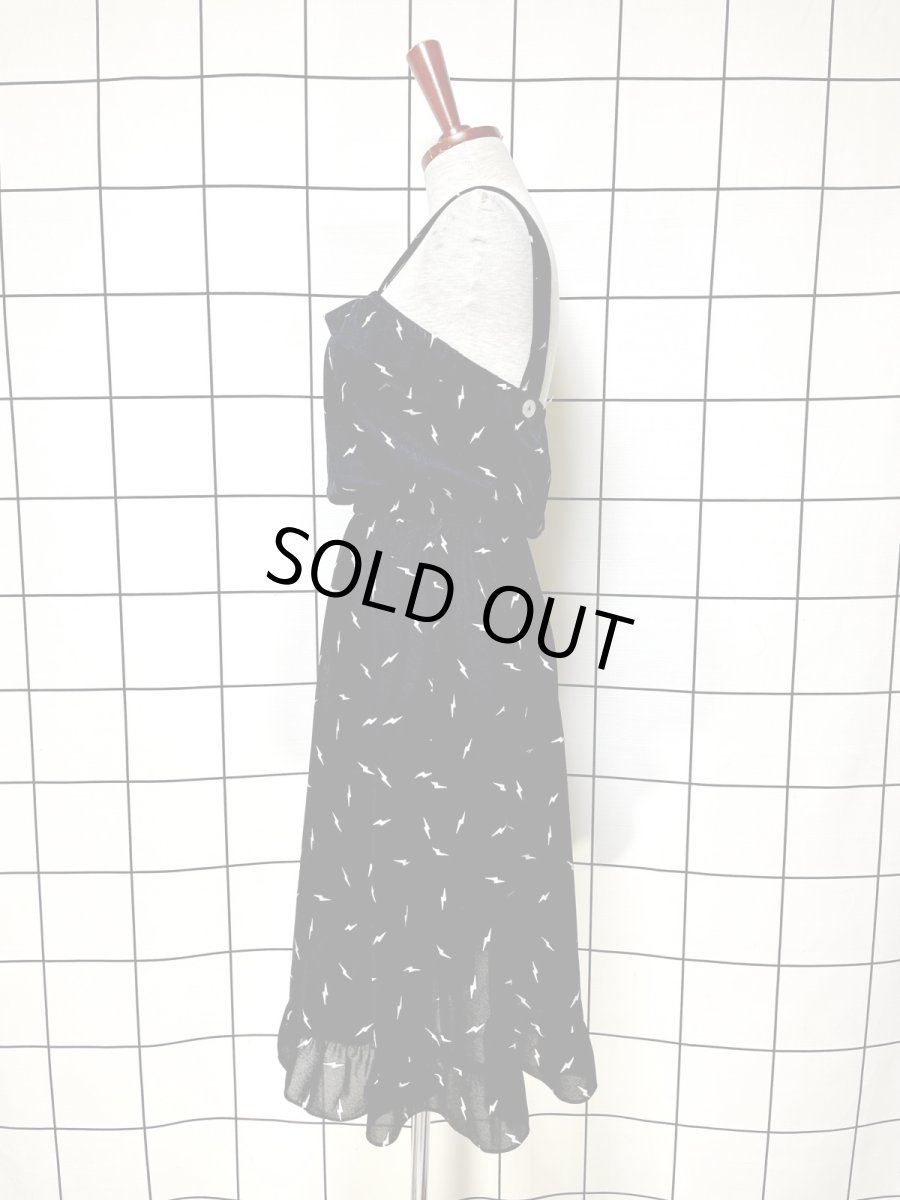 画像2: 稲妻柄 ブラック ウエストゴム ノースリーブ レトロ USA古着 ヴィンテージワンピース (2)