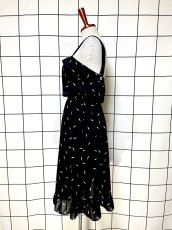 画像2: 稲妻柄 ブラック ウエストゴム ノースリーブ レトロ USA古着 ヴィンテージワンピース (2)