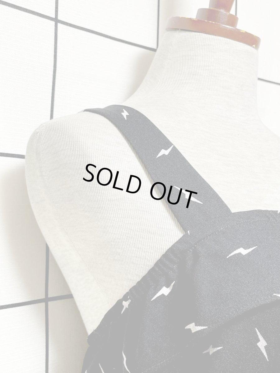 画像7: 稲妻柄 ブラック ウエストゴム ノースリーブ レトロ USA古着 ヴィンテージワンピース (7)