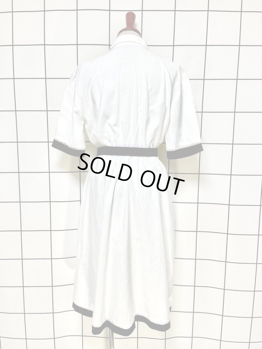 画像2: ベルト付 バイカラー ホワイト ネイビー レース ウエストゴム レトロ USA古着 ヴィンテージワンピース (2)