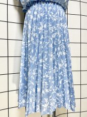 画像8: プリーツ切り替え リーフ柄 ライトブルー ホワイト ウエストゴム レトロ USA古着 ヴィンテージワンピース (8)