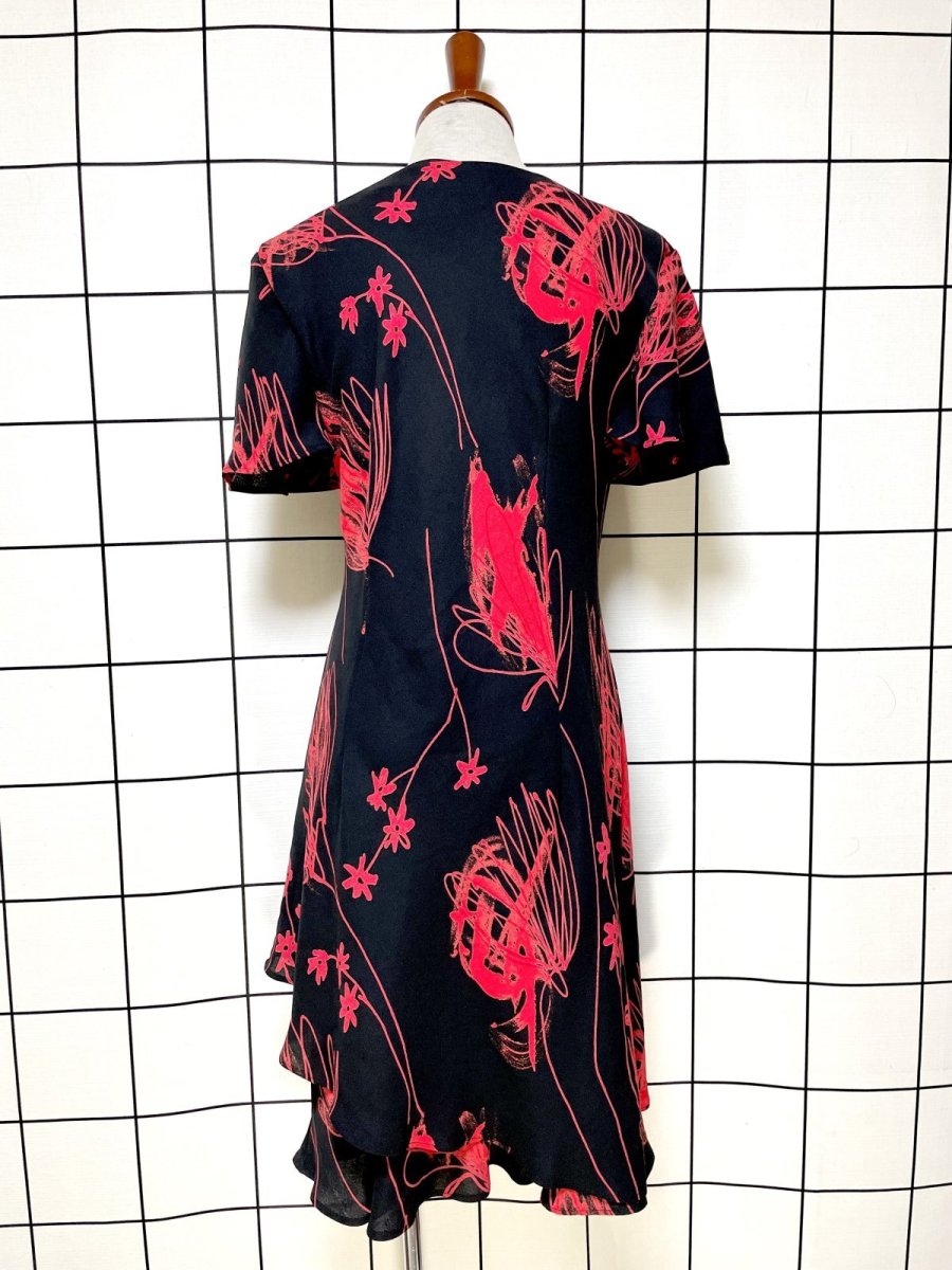 画像2: ティアード ブラック レッド アート柄 半袖 レトロ USA古着 ヴィンテージワンピース (2)