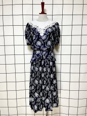 画像1: フロントレース 花柄 ネイビー ホワイト ウエストゴム クラシカル ガーリー レトロ USA古着 ヴィンテージワンピース (1)