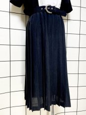 画像8: バックル付きベルト ブラック ホワイト プリーツ切り替え ウエストゴム レトロ Guatemala 古着 ヴィンテージワンピース (8)