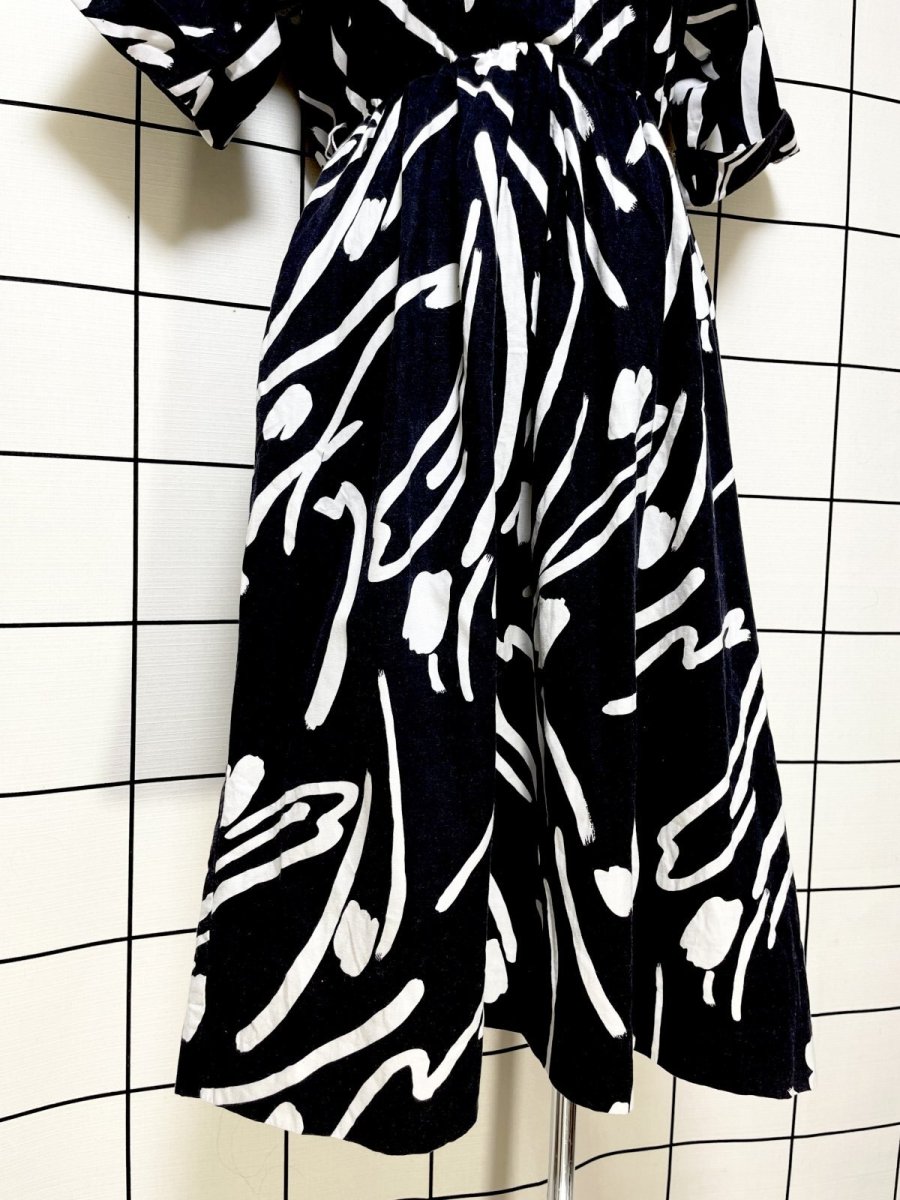 画像8: レトロモダン ホワイト ブラック モノクロ ウエストゴム レトロ USA古着 ヴィンテージワンピース (8)