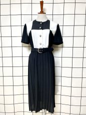 画像1: バックル付きベルト ブラック ホワイト プリーツ切り替え ウエストゴム レトロ Guatemala 古着 ヴィンテージワンピース (1)