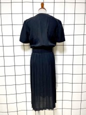 画像2: バックル付きベルト ブラック ホワイト プリーツ切り替え ウエストゴム レトロ Guatemala 古着 ヴィンテージワンピース (2)