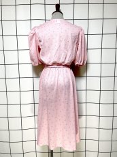 画像2: 小花柄 ピンク ベルト紐付 パフスリーブ ウエストゴム レトロ USA古着 ヴィンテージワンピース  (2)