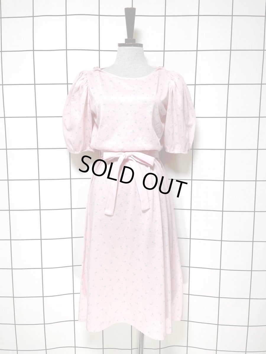 画像1: 小花柄 ピンク ベルト紐付 パフスリーブ ウエストゴム レトロ USA古着 ヴィンテージワンピース  (1)