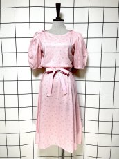 画像1: 小花柄 ピンク ベルト紐付 パフスリーブ ウエストゴム レトロ USA古着 ヴィンテージワンピース  (1)