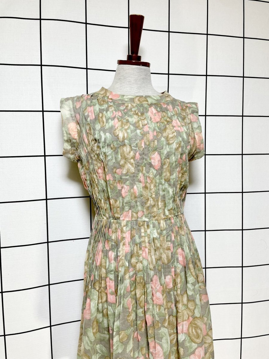 画像4: 花柄 タックデザイン ノースリーブ レトロ USA古着 ヴィンテージワンピース (4)