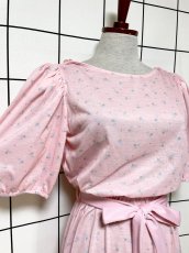 画像6: 小花柄 ピンク ベルト紐付 パフスリーブ ウエストゴム レトロ USA古着 ヴィンテージワンピース  (6)
